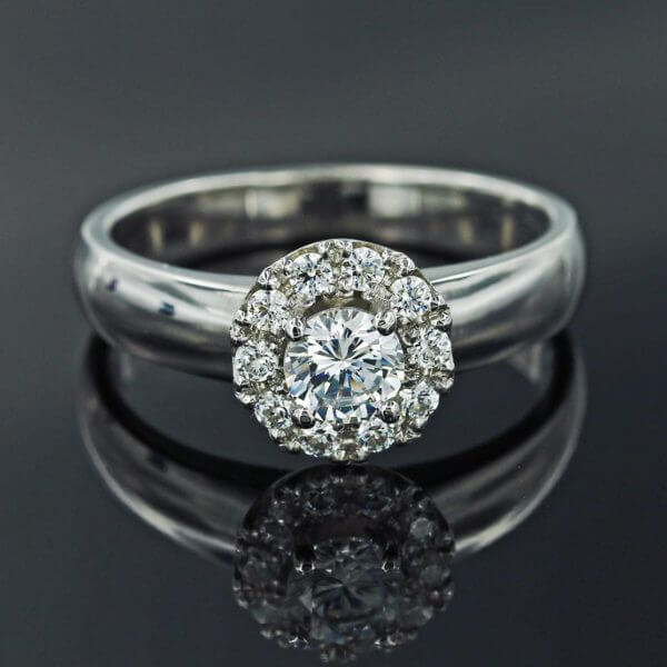 Design Lahtinen tukeva ja tyylikäs Halo-timanttisormus 0.50 W/VS timanteilla