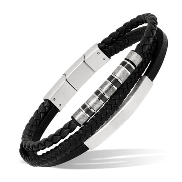 Teräsrannekoru mustaa nahkaa laatalla