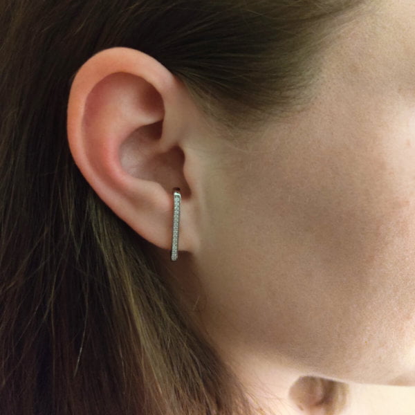 Hopeanappikorvakorut kaareva palkki E-2114Z