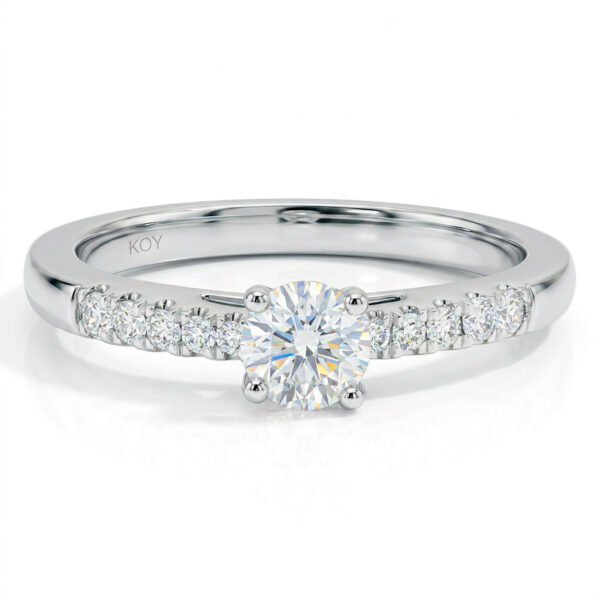 Valkokultainen laboraroriotimanttisormus keskikivellä ja rungon timanteilla