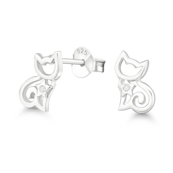 Istuva kissa korvakorut kirkkaalla kivellä