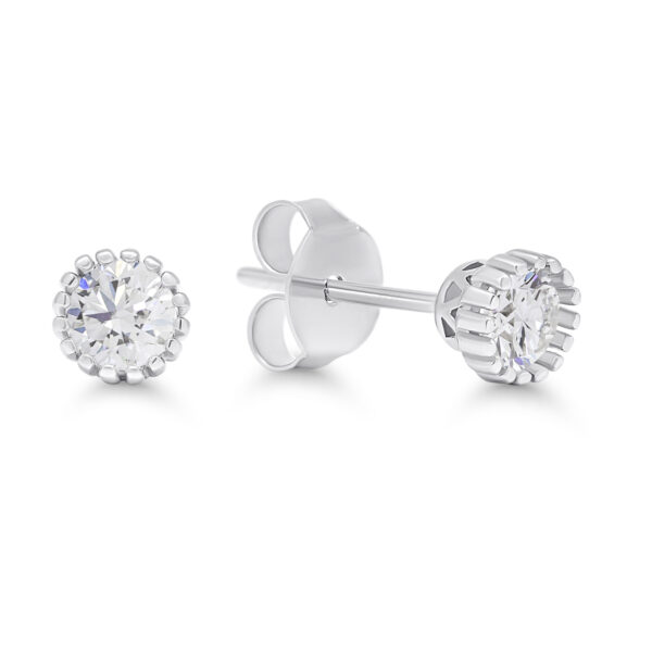 Pyöreät hopeakorvakorut krysanttireunalla ja kirkkaalla kivellä